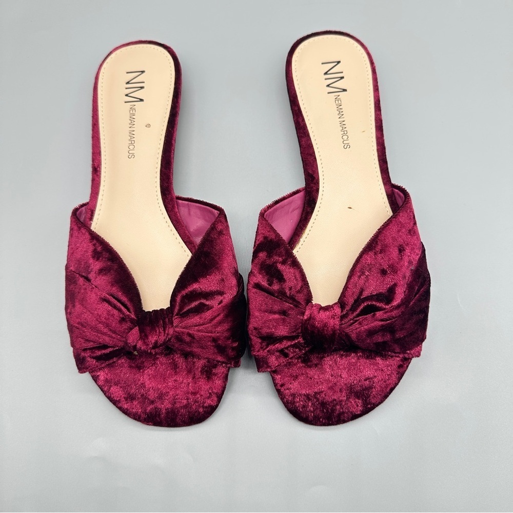 👉 Pre-Loved Neiman Marcus Burgundy Velvet Slide Sandals – Size 9M Bow Accent